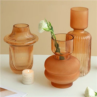 Amber glass vase for blomster